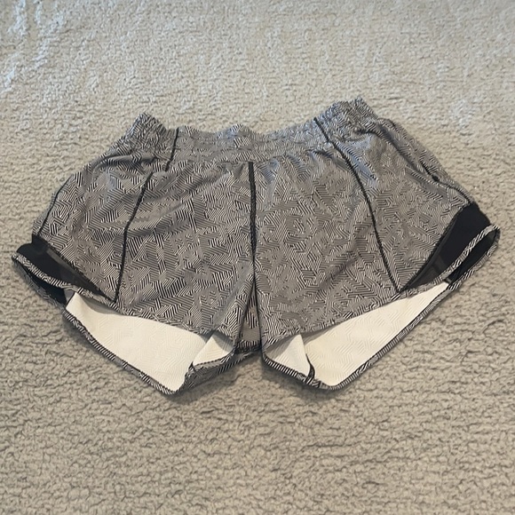 Lululemon Hotty Hot Short II *Long 4"
White Black / Black size 8 - Picture 3 of 6